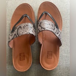 FitFlop Sandals, size 8, Taupe Snake/ Black